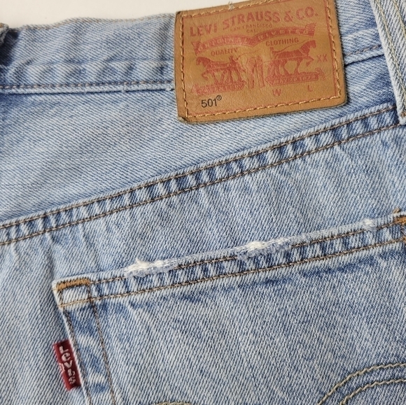 Levi's 501 Shorts Button Fly Frayed Hem 26 - Picture 6 of 12
